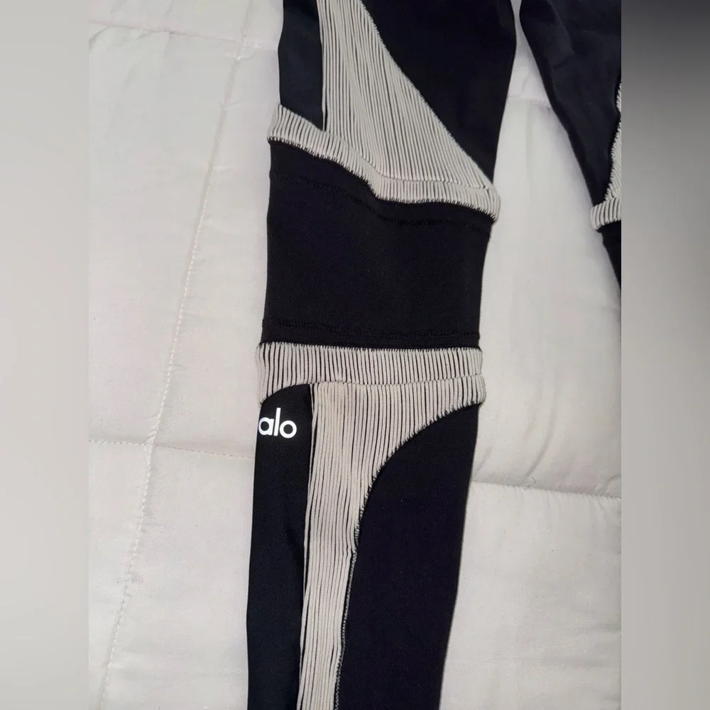 Alo Yoga Electric High-Waist Leggings black white stripes airbrush fabric